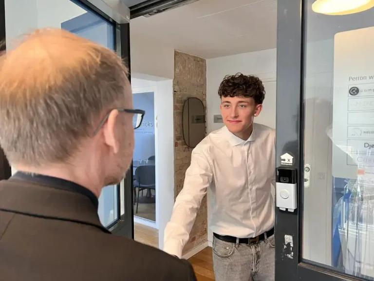 Vi giver dig hånden, ind til vores webbureau